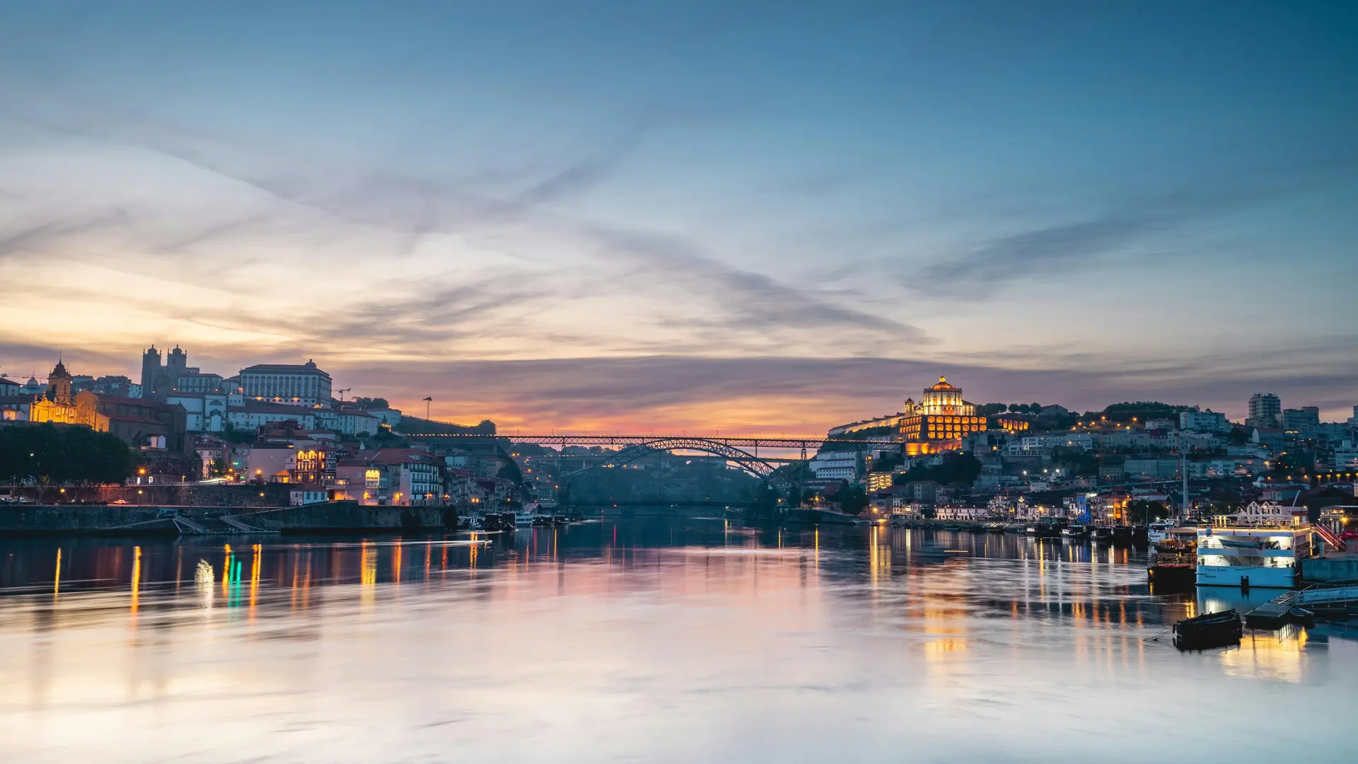 Vista panorâmica do Porto e rio Douro ao pôr do sol